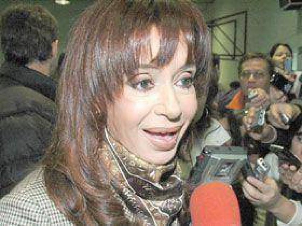 "Estamos eligiendo entre dos modelos", dijo Cristina luego de votar