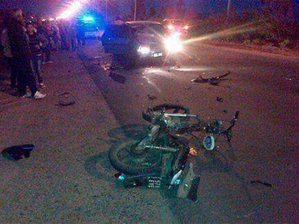Un motociclista falleci tras colisionar de frente con un auto 