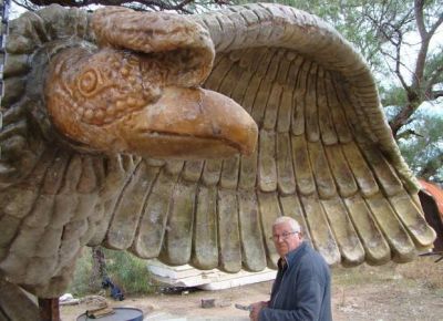 Con las alas abiertas, un c�ndor da la bienvenida en Potrero