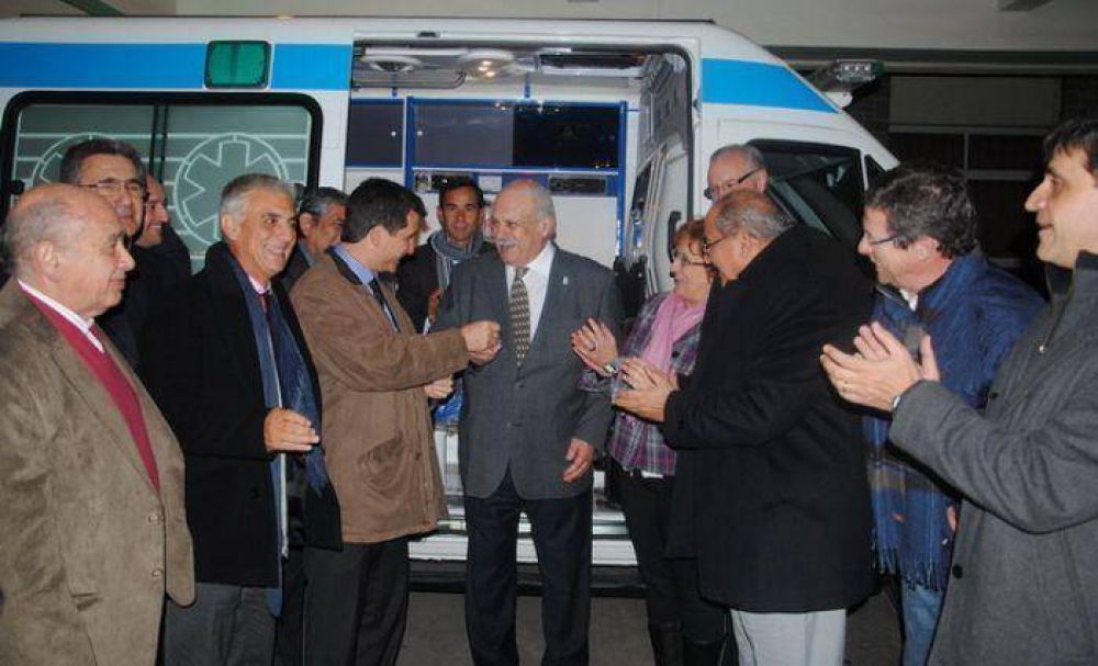 Ministros de Salud participaron de la entrega de una ambulancia al INAREPS y recorrieron el lugar