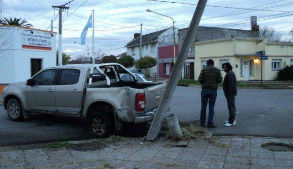 Da�os materiales tras choque frente a la Departamental 