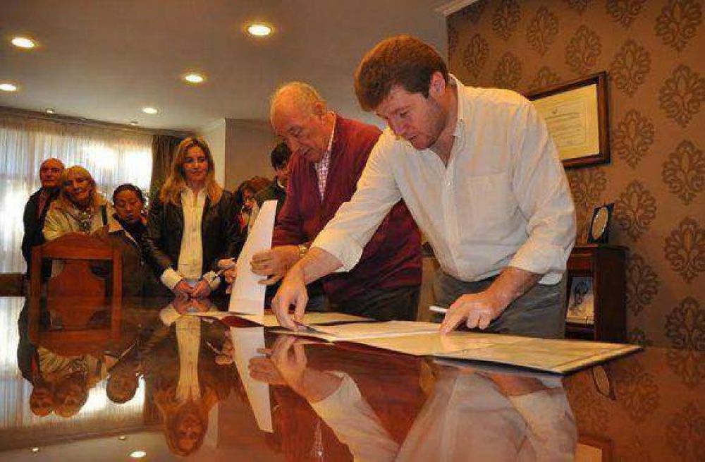 Municipio e IPV firman convenio para construir centro de salud en Chacra XIII