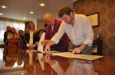 Municipio e IPV firman convenio para construir centro de salud en Chacra XIII