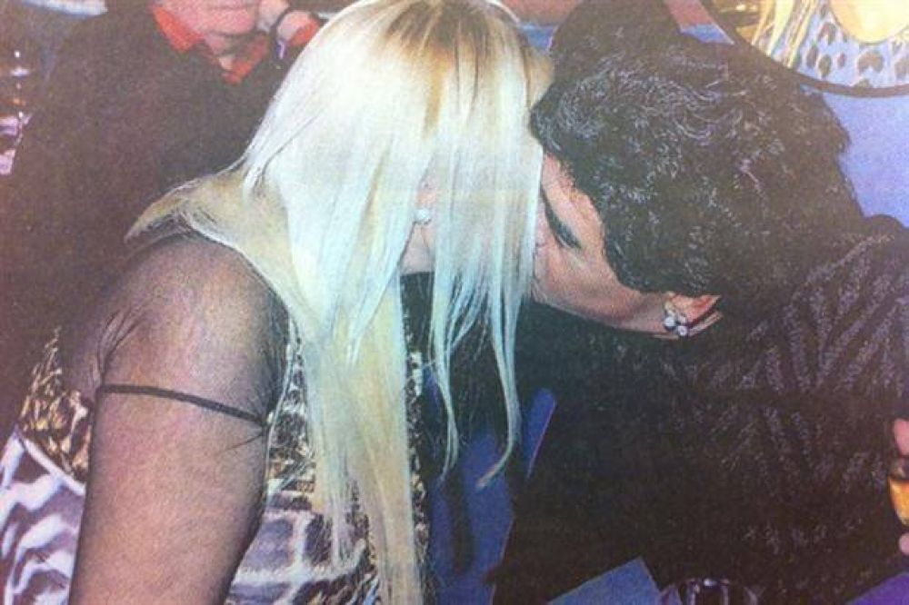 El beso que lo confirma todo: Diego Maradona y Vernica Ojeda, juntos