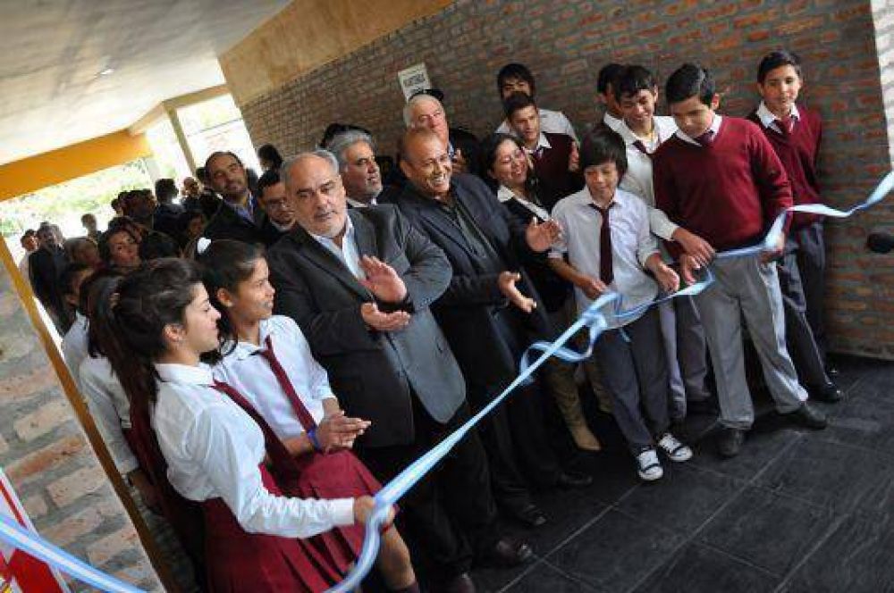 Colombi inaugur escuelas en Ituzaing y Villa Olivari