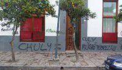 Tres polic�as imputados por las pintadas a la sede radical