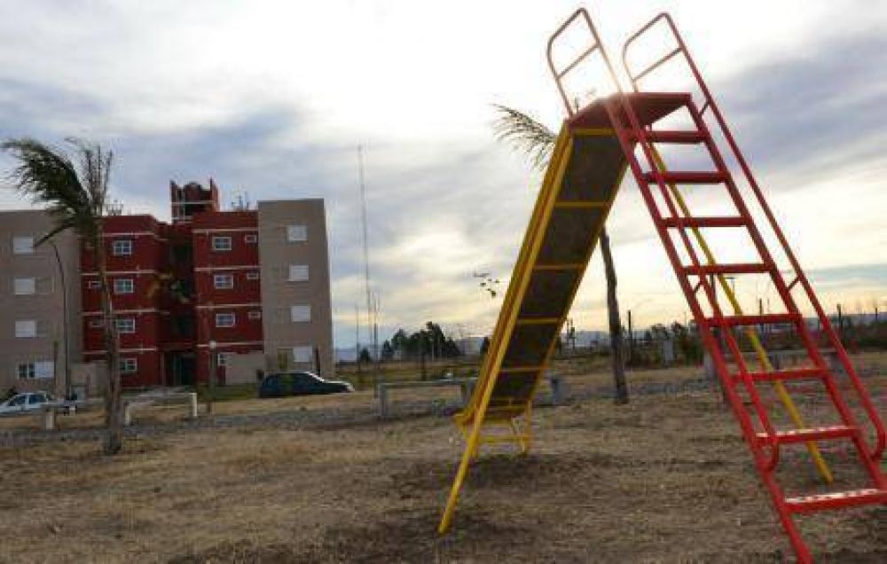 Hogar Clase Media: entregan los �deptos� del Marqu�s