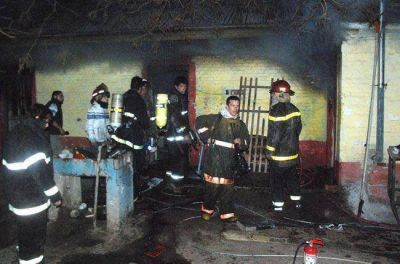 Tr�gico incendio en una casa de la estaci�n de trenes de Toay: muri� una nena de 11 a�os