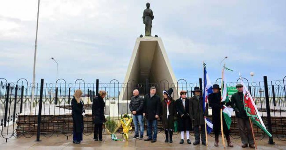 Sastre inst� a la unidad en el aniversario de Puerto Madryn