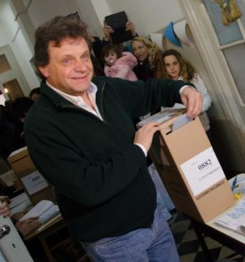 Pulti, con recursos p�blicos, mimetizado con Scioli