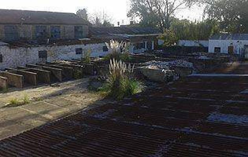 Vecinos de Parque Bar�n reclaman por el estado de abandono de una f�brica