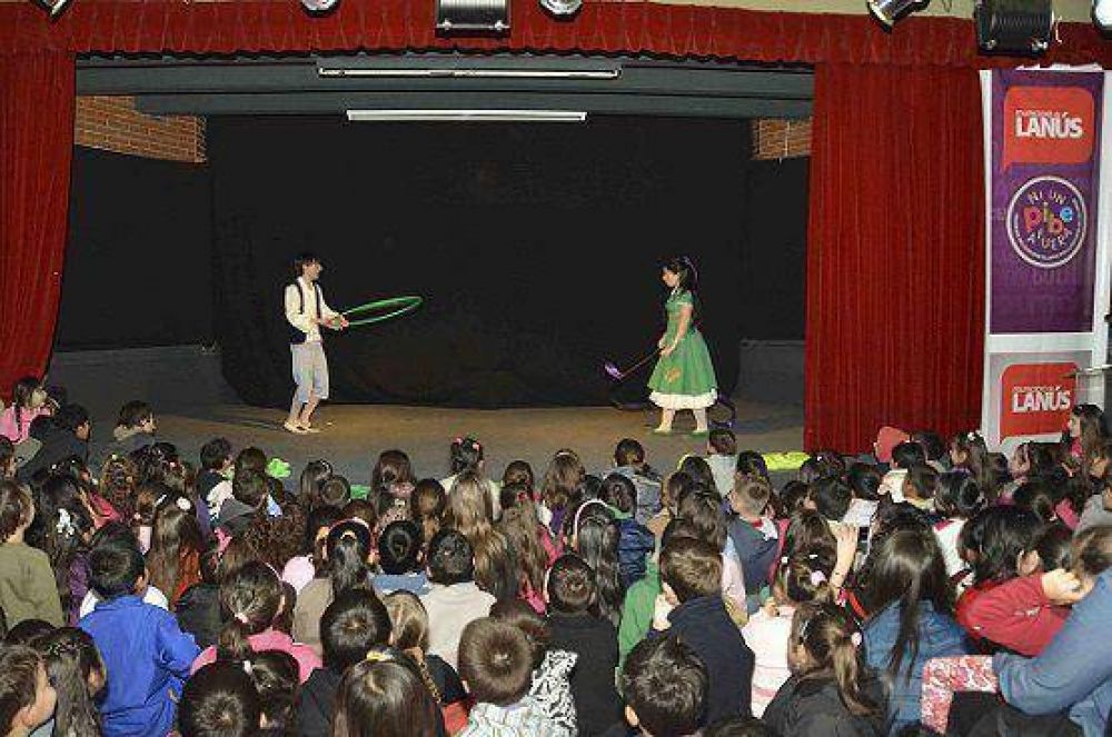 CIENTOS DE CHICOS LANUSENSES YA DISFRUTARON DE LOS ESPECTACULOS DE VACACIONES DE INVIERNO