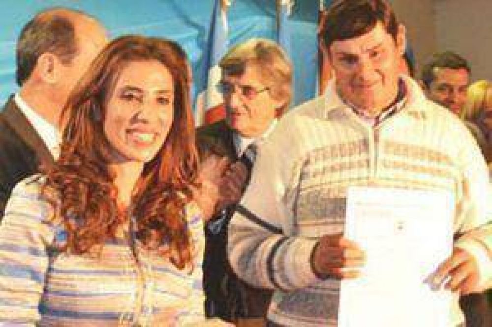 Regularizan la situaci�n dominial de terrenos de 23 familias de Selva