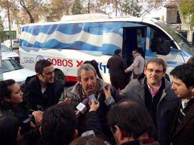 Cobos emprendi� una recorrida a bordo del 