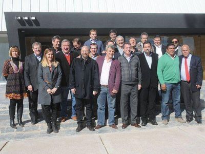 P�rez se reuni� con intendentes y legisladores del PJ para relanzar la gesti�n y sostener el empleo