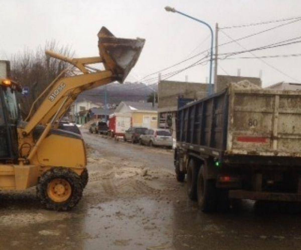 Contin�an los trabajos de limpieza en la capital tras la �ltima nevada