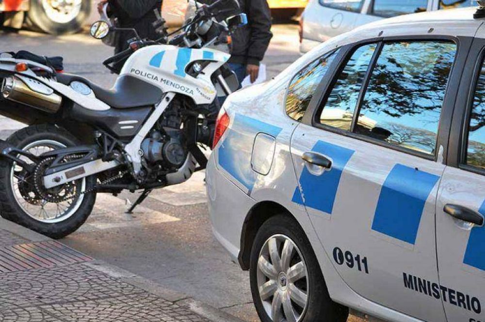 Rob� un auto, lo persiguieron y termin� volcando