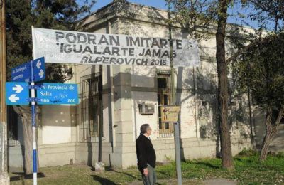 El matrimonio Alperovich en dos pasacalles, pero por separado