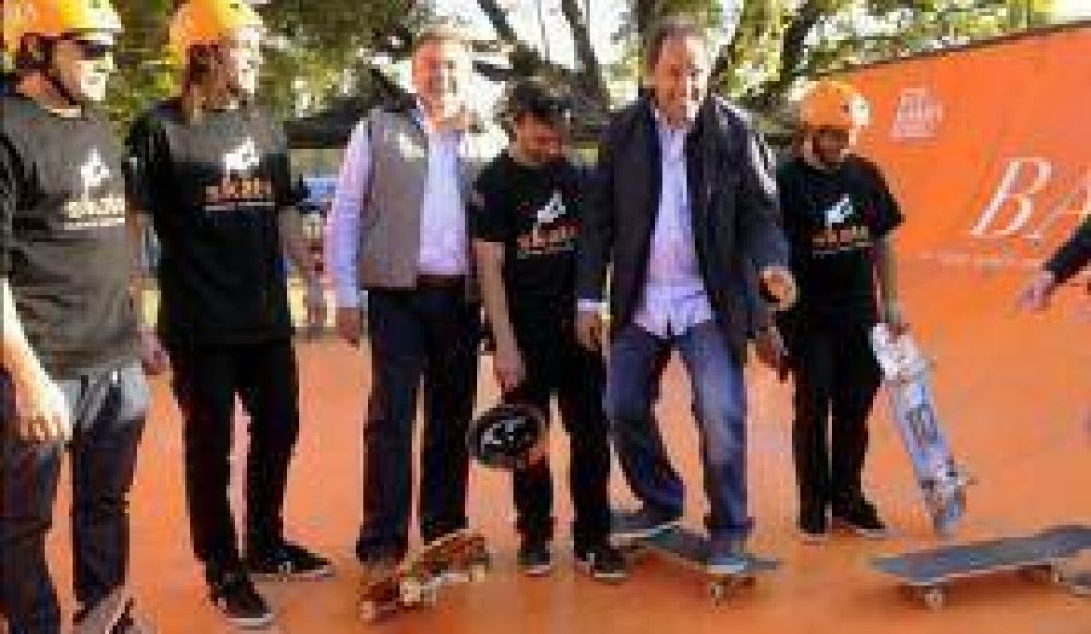 Clar�n dice que Scioli no logr� reunir a 