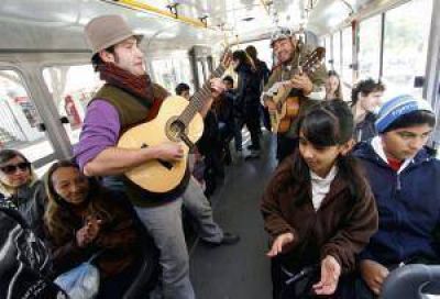 De serenata por los micros