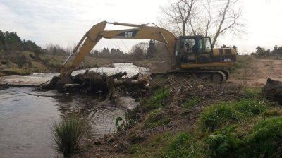 El municipio realiza tareas de limpieza en el arroyo en el sector del Puente del AMCA