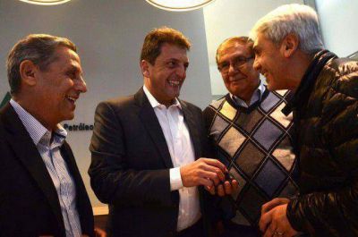 Massa cosech� el apoyo del intendente neuquino y pidi� cambios en la Ley de Hidrocarburos