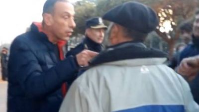 El intendente K de Ca�uelas casi se va a las pi�as con los vecinos