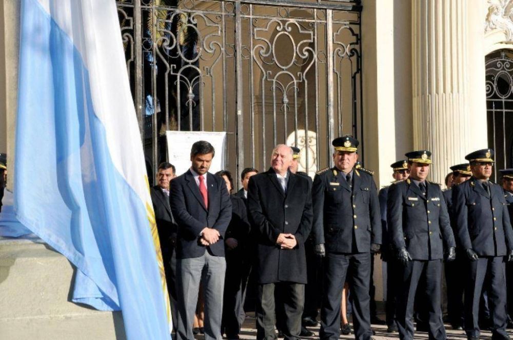 Jenefes encabez� el acto de izamiento de la Bandera Nacional