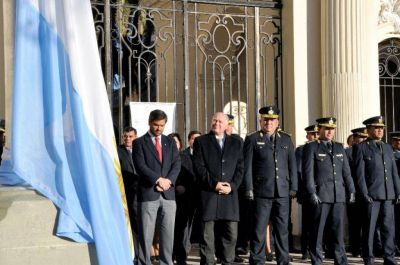 Jenefes encabez� el acto de izamiento de la Bandera Nacional