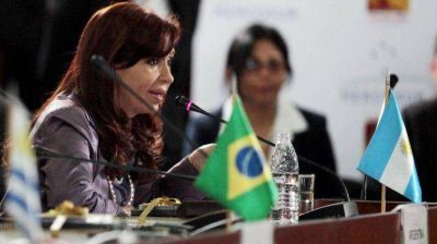 Con fuertes cr�ticas a Griesa y al FMI, la Presidente denunci� en el Mercosur: 