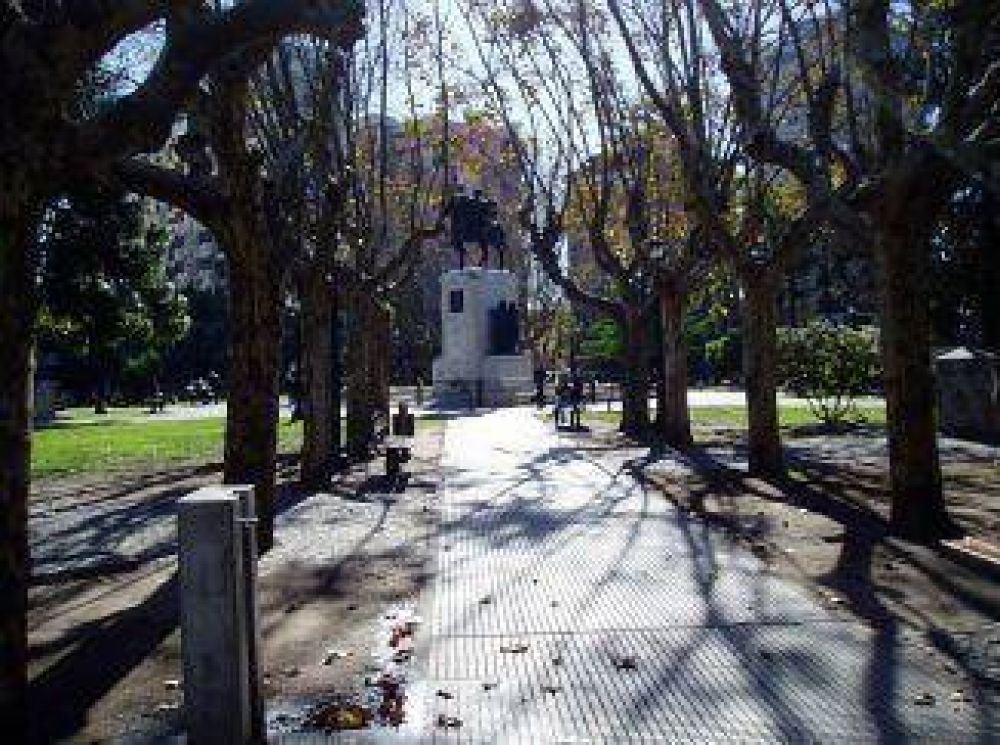Vecinos expresaron disconformidad con el estado de las plazas quilme�as