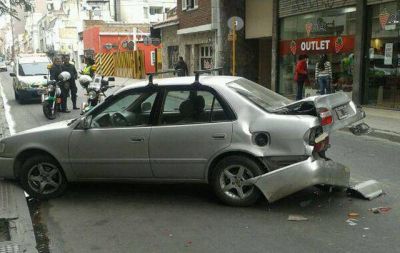 Un colectivero choc� un auto, lo arrastr� 70 metros y huy�
