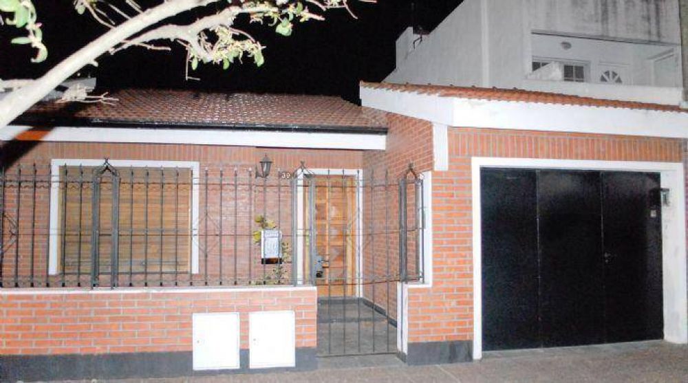 Lo asaltaron cuando entraba el auto al garage de su casa