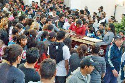 Dolor en el sepelio de abuelos y nietos muertos en la ruta