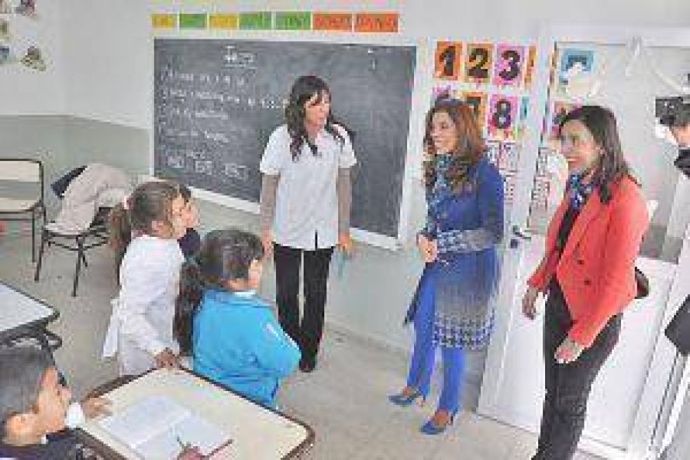 La gobernadora Claudia Zamora supervis� el avance de obras en tres escuelas de La Banda