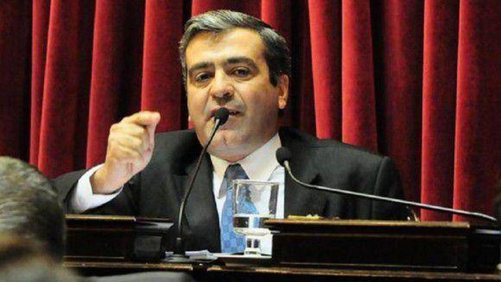Cano: �El Gobierno debe hacerse cargo del default social�