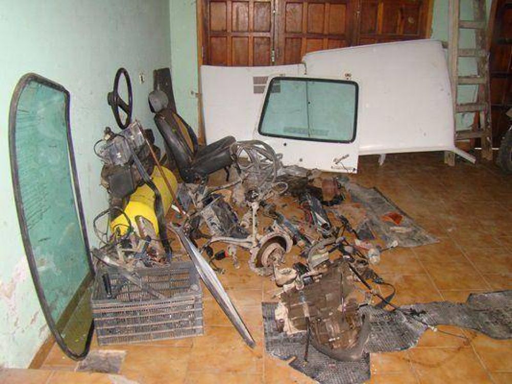 Detienen a mec�nico por desguace de auto robado