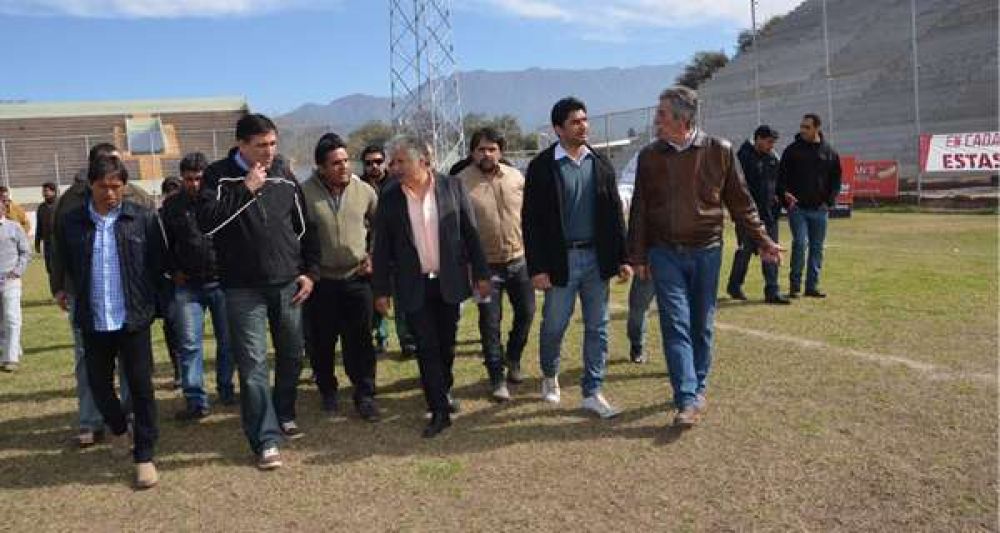 Bosetti y los presidentes de clubes recorrieron la obra del Estadio de Vargas