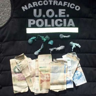 Demoran a un adolescente con siete envoltorios de marihuana