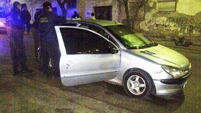 Hallan en un auto a un joven baleado en la cabeza