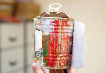 Investigan de d�nde sal�an las latas de tomate de 1999 
