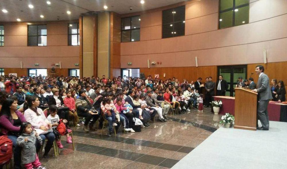 El gobernador entreg� 800 terrenos