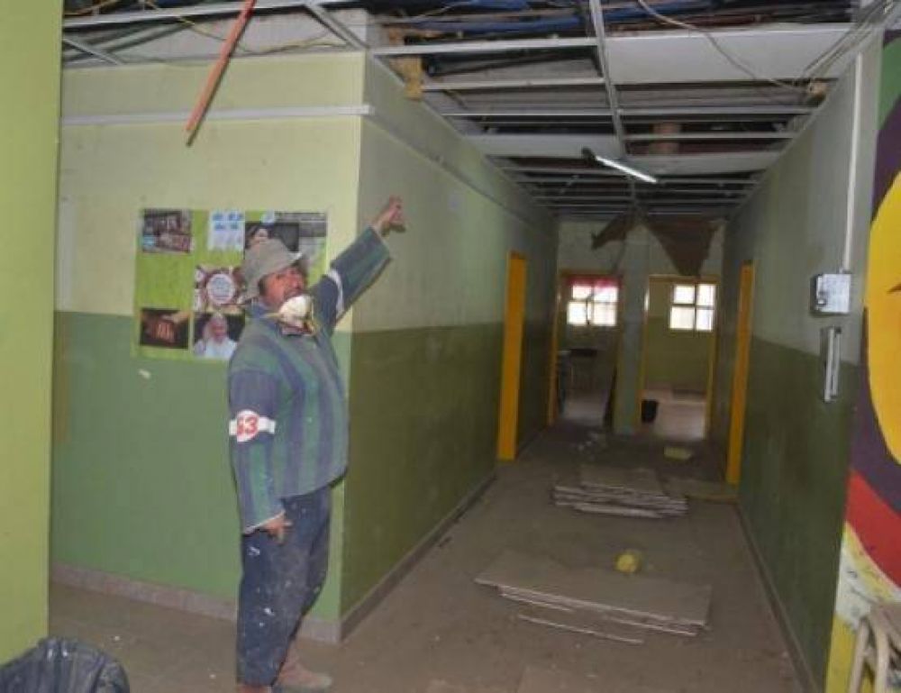 Realizan trabajos de reparaci�n de escuelas en Caleta Olivia