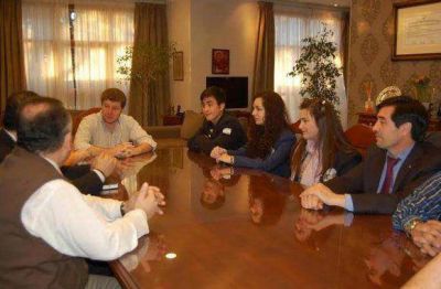 Melella se reuni� con alumnos de intercambio
