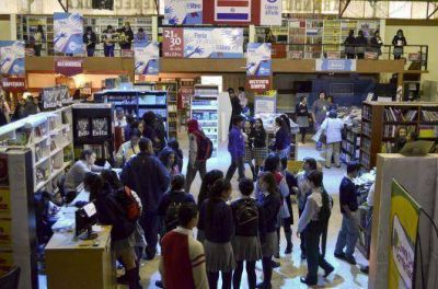 A pesar de la lluvia, poblada concurrencia en la �ltima jornada de la Feria Popular del Libro
