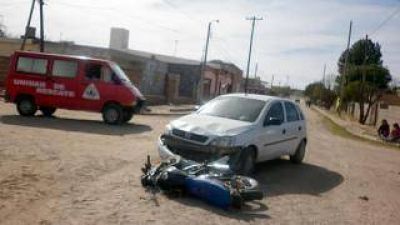 Violenta colisi�n entre una moto y un autom�vil