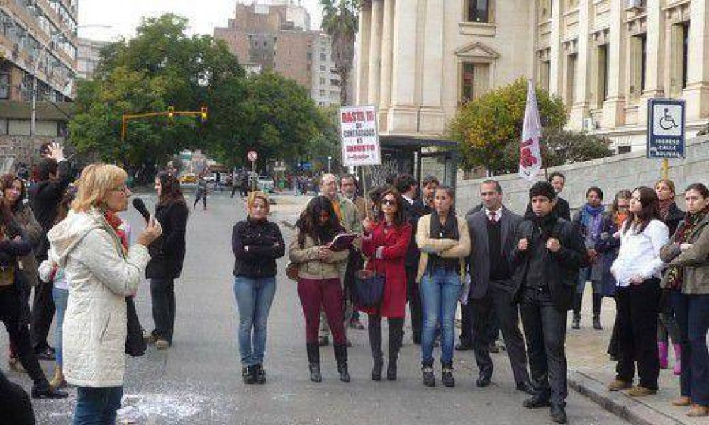 Judiciales: una cautelar suspendi� 30 d�as la ca�da de 71 contratos