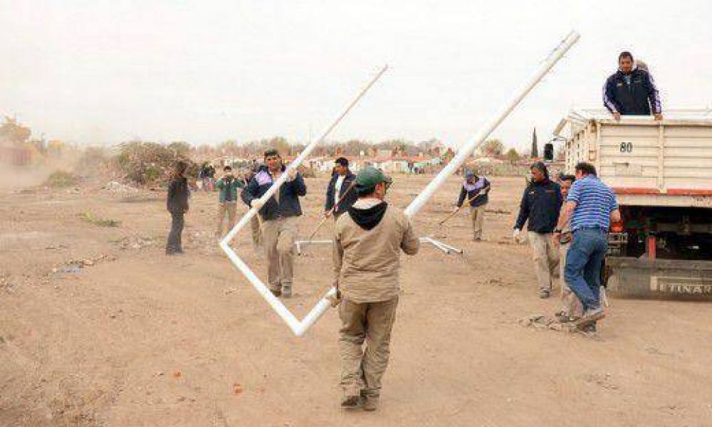 Transforman basurales en canchas de f�tbol para luchar contra la inseguridad