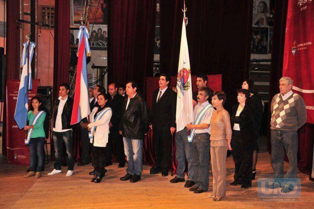 Egresaron 120 empleados municipales y tuvieron un emotivo acto