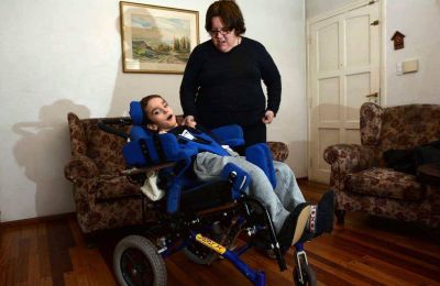 Tiene 7 a�os y necesita una silla de ruedas que est� frenada en la Aduana